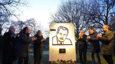 Un parque en España tiene una escultura dedicada a Raúl Alfonsín