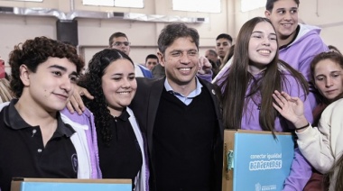 Kicillof a la oposición: “La entrega de computadoras a estudiantes no es un despilfarro de plata”