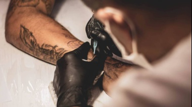Un error para toda la vida, descubierto 10 años después: la historia del tatuaje que se volvió viral