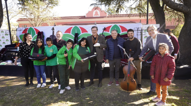 Fernando Gray y Tristán Bauer entregaron instrumentos a las orquestas infanto juveniles de Esteban Echeverría
