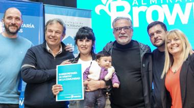 Más familias de Almirante Brown recibieron las escrituras de sus viviendas