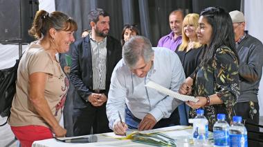 Más de 100 vecinos de Chivilcoy firmaron la escritura de sus viviendas