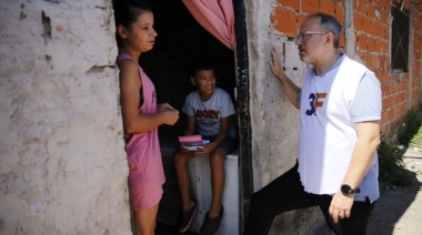 Intendente busca a los chicos casa por casa para que vayan a la escuela