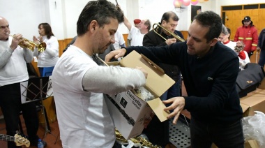 El Municipio de Morón entregó instrumentos musicales a la Orquesta La Mayor