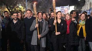 Homenaje a Eva Perón: Kicillof participó de una marcha de antorchas en Moreno