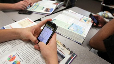 Jorge Macri anunció la regulación del uso de celulares en las escuelas