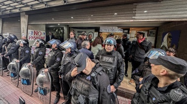 Denuncian que Milei envió a la Policía a bloquear el ingreso a la Universidad de las Madres