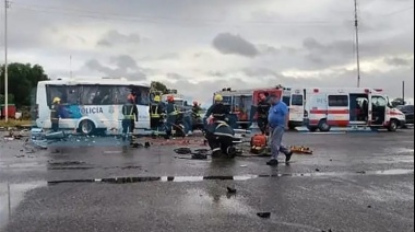 Tragedia en Carmen de Areco: murieron 4 policías en un choque entre un camión cisterna y una combi