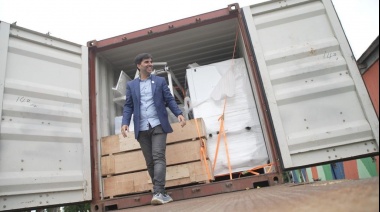 Castelli inauguró la primera fábrica municipal de viviendas
