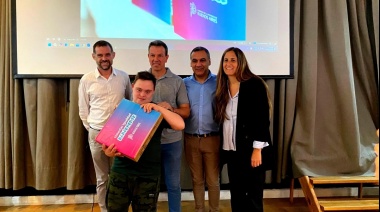 Sciaini encabezó la entrega de notebooks a estudiantes de Roque Pérez