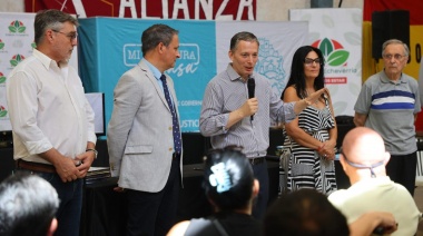 Fernando Gray encabezó la firma de escrituras de viviendas