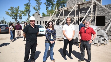 Granados y Batakis recorrieron viviendas en Tristán Suárez