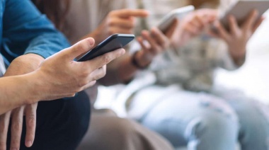 Casi el 40%  de los bonaerenses cree que tiene un uso problemático del celular