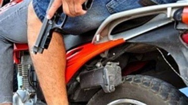 Prevención del delito: podrían prohibir la circulación de dos personas por moto en zonas específicas