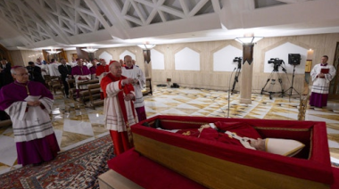 Primeras imágenes del Papa Francisco en su féretro