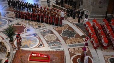 Una multitud despide al papa Francisco en la Basílica de San Pedro
