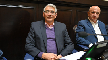 "El adversario son las políticas de Milei", advirtió Carlos Pluglelli