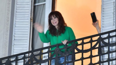 Tras la aclaración judicial, Cristina Kirchner volvió a salir al balcón de su departamento