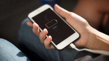 ¿Es bueno o malo dejar el celular cargando toda la noche?