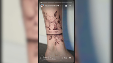 Mayra Mendoza se tatuó una tobillera con la palabra "dignidad" en respaldo a Cristina Kirchner