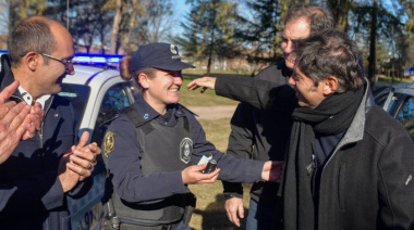 Kicillof inauguró la nueva sede de la Policía Científica en Bolívar y entregó patrulleros