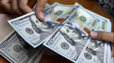 El dólar oficial anota la mayor suba diaria desde abril  y se acerca a los $1300