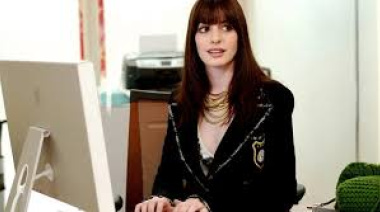 "El diablo viste a la moda 2": Anne Hathaway protagoniza la primera imagen oficial de la película