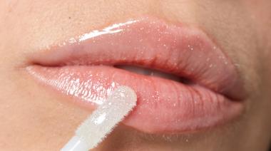 Se despiden los labiales mate: la nueva tendencia para el invierno 2025 con más brillo y color