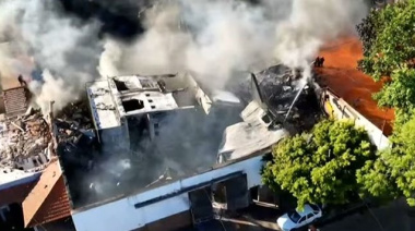 Voraz incendio en Lomas de Zamora: destruyó dos fábricas y dejó varias viviendas inhabitables