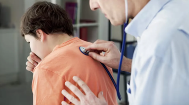 Alertan por un brote de tos convulsa en la provincia de Buenos Aires