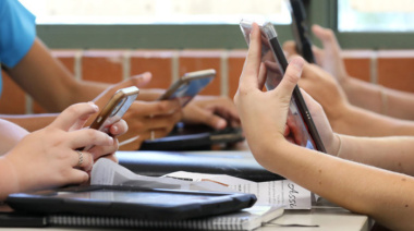 ¿Nos dominan las pantallas? La Defensoría expuso datos alarmantes sobre su impacto en la vida cotidiana