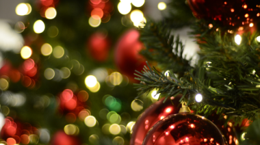 Chau al rojo: el color que se impone como nueva tendencia para la modernizar la decoración navideña