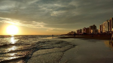 La única playa de Argentina donde el sol sale y se pone en el mar: está en la Costa Atlántica y tiene las aguas más cálidas