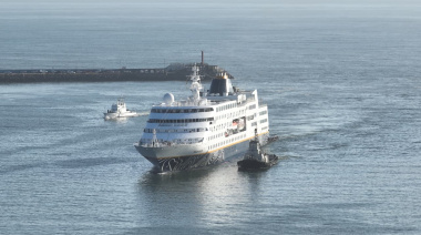 El Puerto de Mar del Plata recibió al crucero Hamburg con más de 300 pasajeros