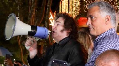 Pareja celebró la caravana de Milei en Mar del Plata y comparó el fenómeno libertario con el menemismo