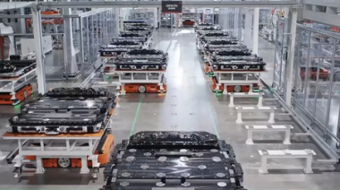 La impresionante fábrica de Xiaomi: produce un celular por segundo y funciona las 24 horas del día sin trabajadores y en completa oscuridad