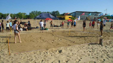 Ni fútbol-tenis ni tejo: el nuevo juego de verano que combina la destreza del fútbol y la dinámica del vóley en la playa