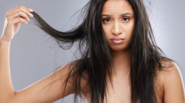 Adiós para siempre al frizz y las puntas florecidas: el peinado para antes de dormir que cuida el pelo y evita su quiebre
