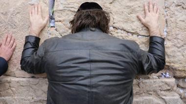 Milei llegó a Israel y comenzó su gira con una visita al Muro de los Lamentos