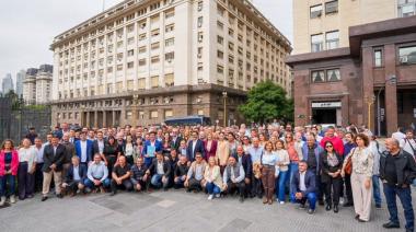 Intendentes de todo el país marcharon a Economía por fondos y obras paralizadas