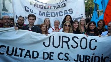 Masiva marcha de antorchas en La Plata para exigir el cumplimiento de la ley de financiamiento universitario