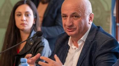 Russo pide un frente opositor amplio y apunta contra el rumbo económico de Milei