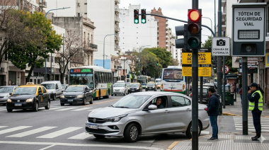 Suben 16,8% las multas de tránsito en Buenos Aires y superar un semáforo en rojo costará hasta $2,2 millones  