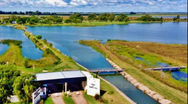 El paraíso de la pesca para ir con niños: la laguna con pejerreyes destacados, juegos y parrillas al aire libre