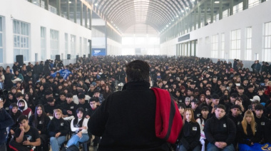Ishii entregó 5.000 buzos de egresados en José C. Paz y pidió a los jóvenes seguir en la universidad  
