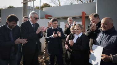 Kicillof desplegó agenda en el interior bonaerense: escrituras, viviendas y críticas al parate de obra nacional