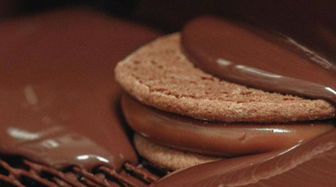 El alfajor marplatense que pesa casi el doble que los clásicos: la historia de Malfatti, el “gigante” dulce que nació en el puerto