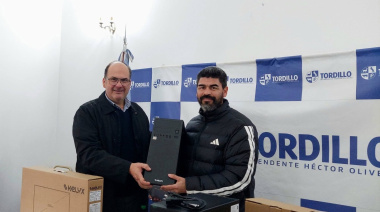 Escuelas de Tordillo recibieron compus, audio y material nuevo: “Es inversión en educación pública”