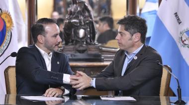 Kicillof llevó su armado federal a Corrientes y firmó convenios con Valdés
