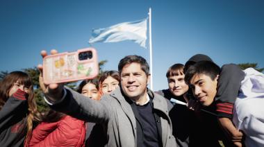 “El Estado presente permite construir futuro”: Kicillof encabezó un acto de bandera en Laprida